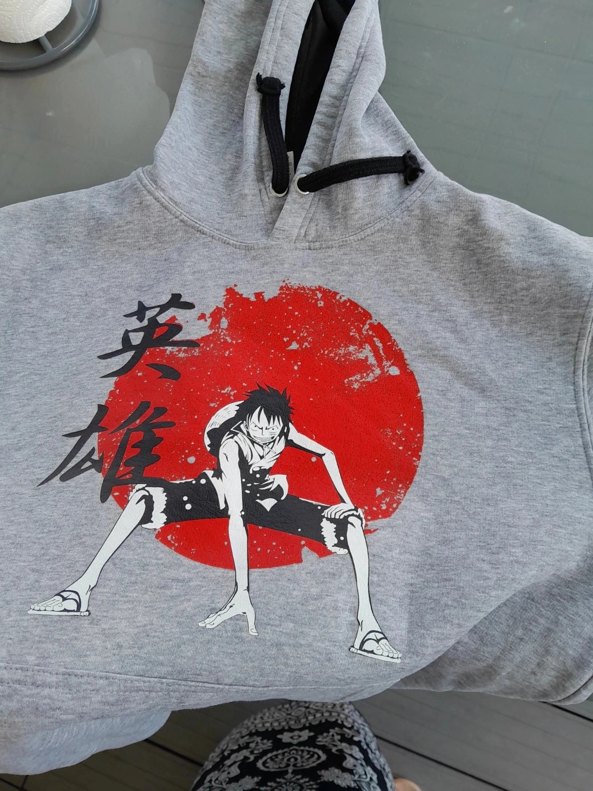 Suéter com capuz (hoodie) de cor cinza claro, Luffy de One Piece – photo 3